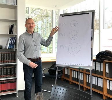 Wissenschaftler illustriert seinen Vortrag während eines Study Group-Treffens