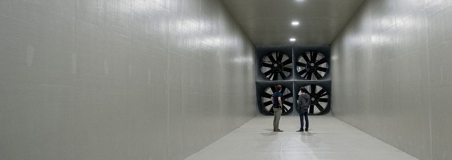 Windtunnel mit zwei Wissenschaftlern